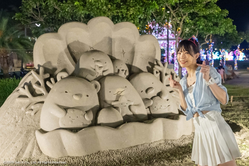 角落小夥伴沙雕作品旁有民眾合影。圖/新北市政府高灘地工程管理處提供