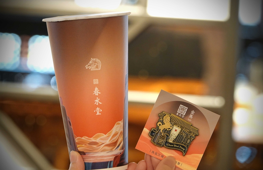 金馬聯名紙杯與茶映江湖紀念磁鐵同框。圖／春水堂提供